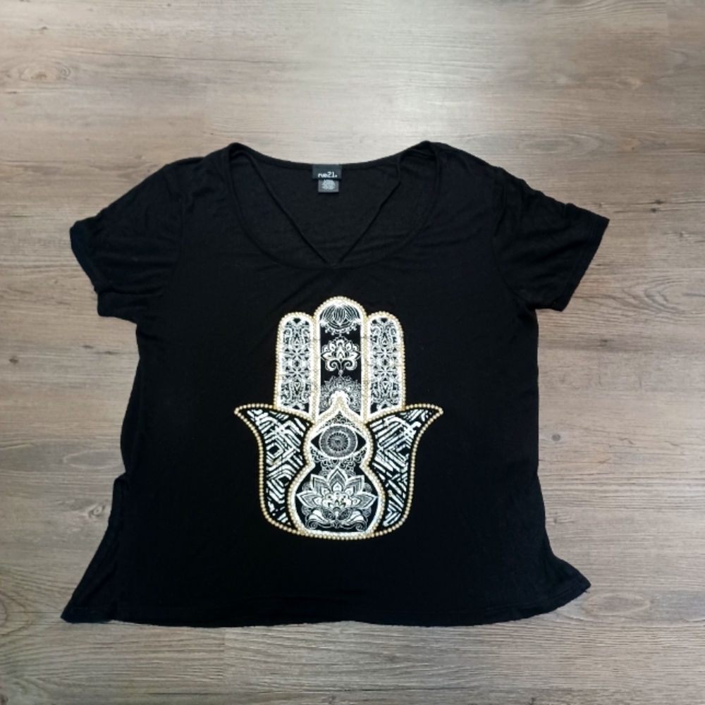 Woman's Rue 21 short sleeve top Hamsa design